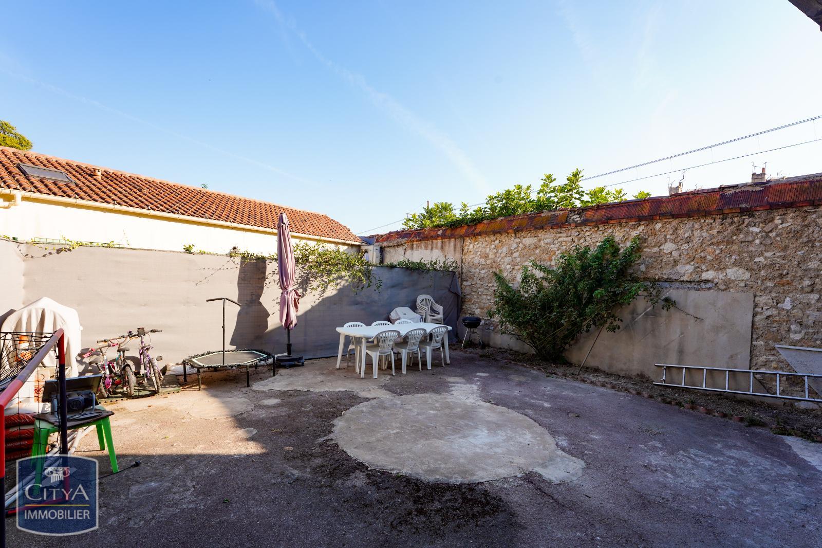 La cour de 65 m² (piscinable)