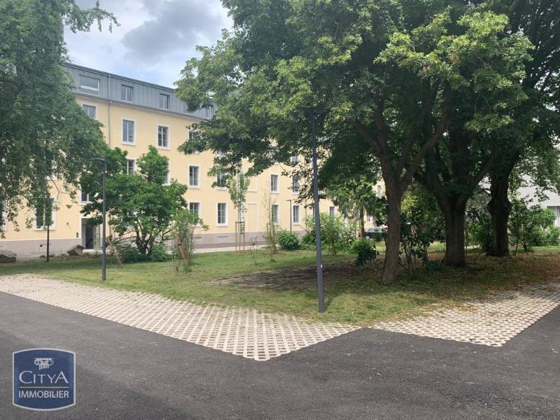 COUR ARBORÉE ET PARKING