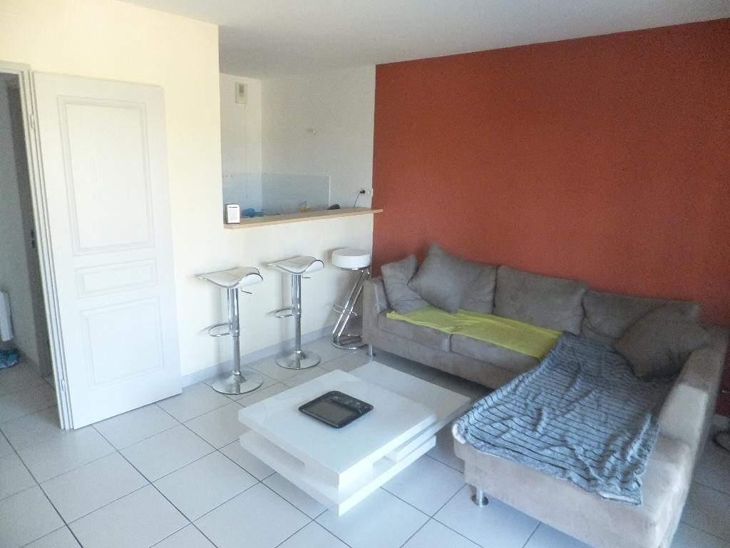 A LOUER ROUTE UZES T2 RESIDENCE SECURISEE TERRASSE PARKING