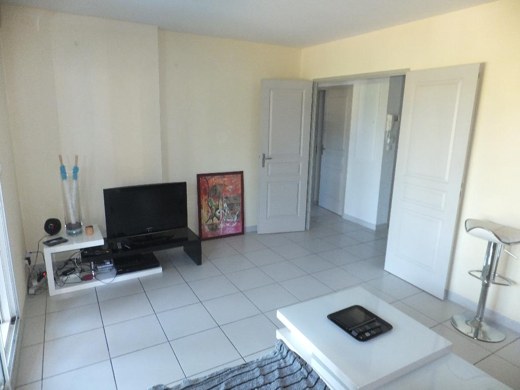 A LOUER ROUTE UZES T2 RESIDENCE SECURISEE TERRASSE PARKING