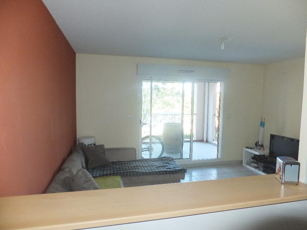 A LOUER ROUTE UZES T2 RESIDENCE SECURISEE TERRASSE PARKING