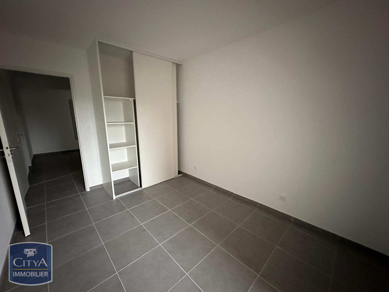 LOCATION - ARLES - T4 - RESIDENCE NEUVE - PARKING - BALCON