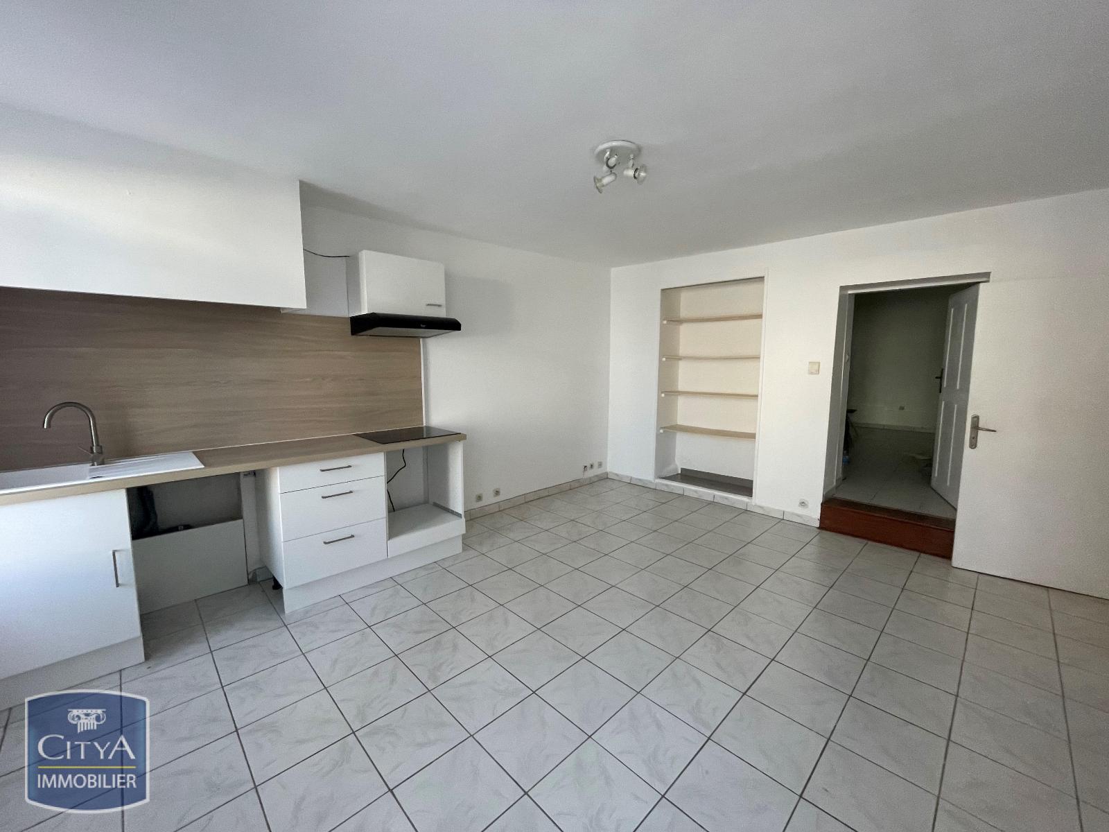 LOCATION - CALVISSON - T2 - NON MEUBLE - CENTRE