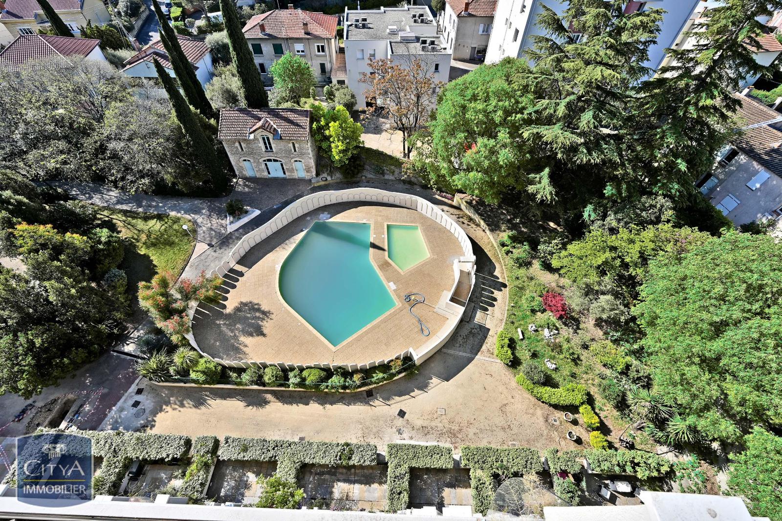 APPARTEMENT STANDING RESIDENCE PARC DES CEDRES VUE TOUR MAGNE JEAN JAURES ASCENSEUR 7EME ETAGE VUE DEGAGEE PISCINE DANS LA COPROPRIETE TRAVERSANT VINTAGE GRAND VOLUME