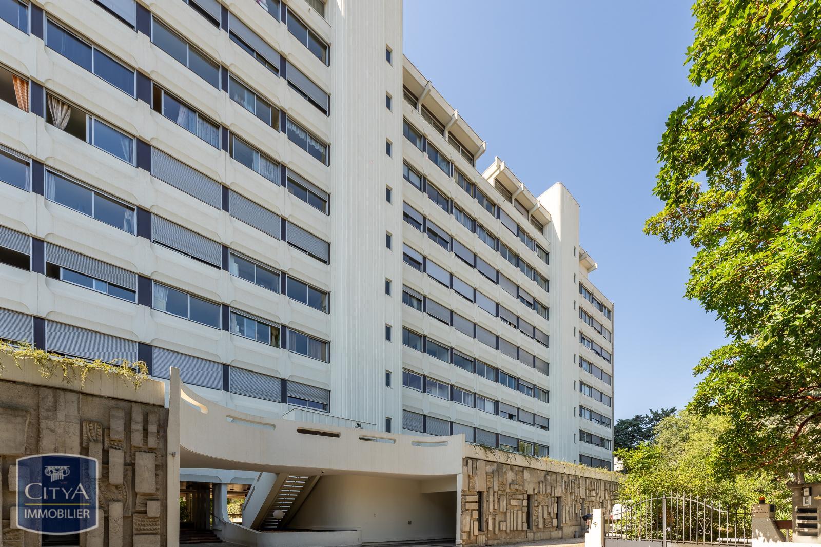 APPARTEMENT STANDING RESIDENCE PARC DES CEDRES VUE TOUR MAGNE JEAN JAURES ASCENSEUR 7EME ETAGE VUE DEGAGEE PISCINE DANS LA COPROPRIETE TRAVERSANT VINTAGE GRAND VOLUME