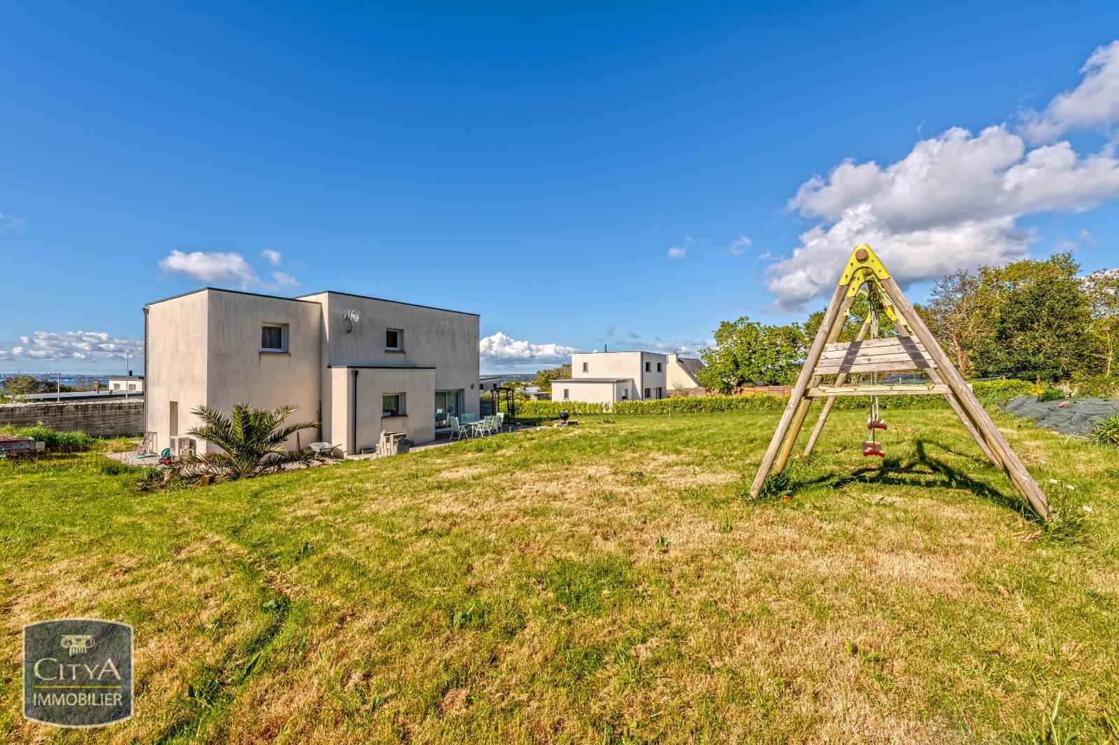 CROZON LANVEOC INVESTISSEMENT 29160 RENTABILITE RENDEMENT MAISON JARDIN TERRASSE CHAMBRES SALLE DE BAINS SEJOUR CUISINE PROPRE SPATIEUX LUMINEUX RECENT LOCATAIRE BIEN SITUE BIEN PLACE MAISON CONTEMPORAINE NEUVE